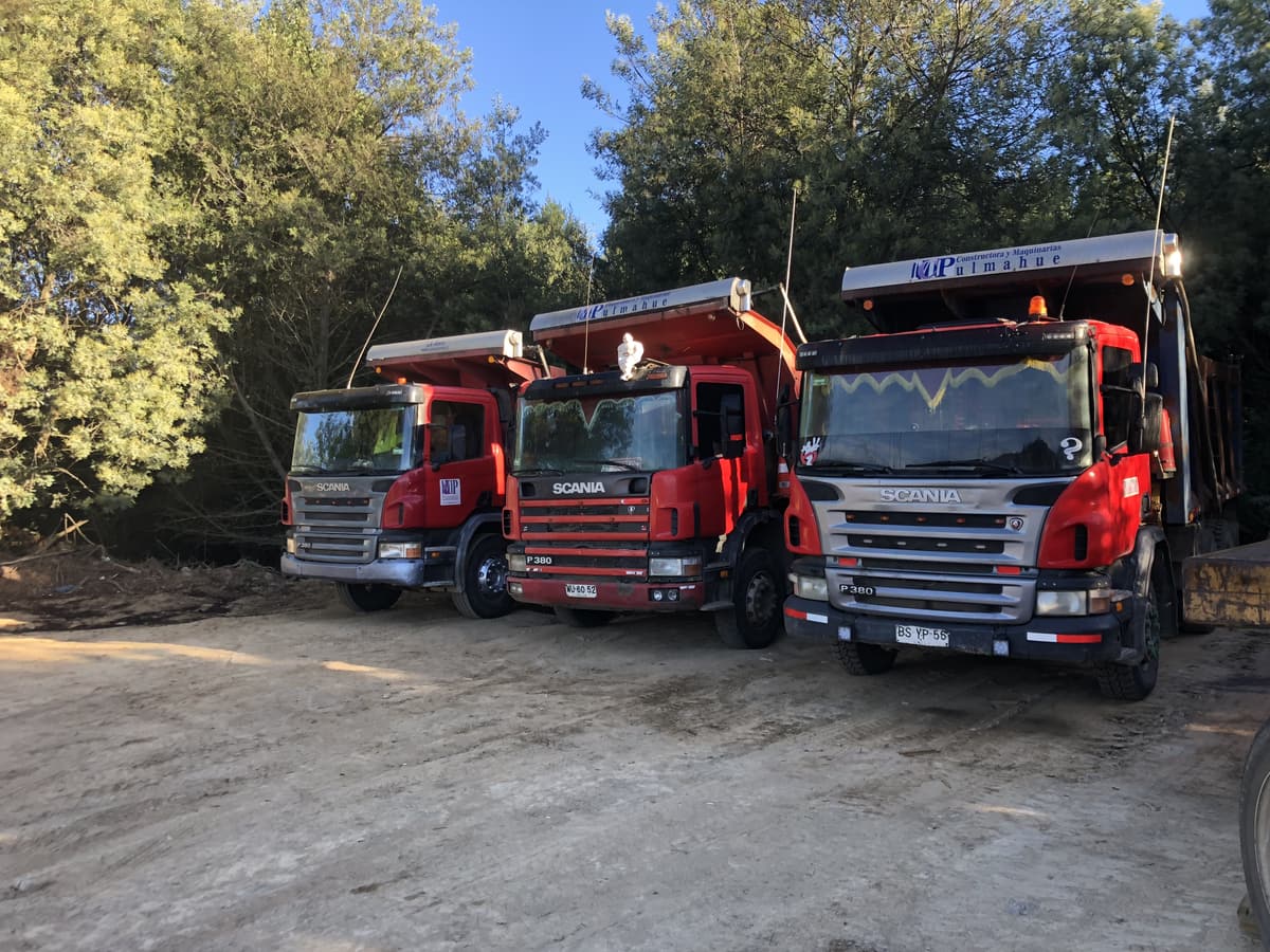 Camiones tolva Scania de la flota de RQ Ingeniería